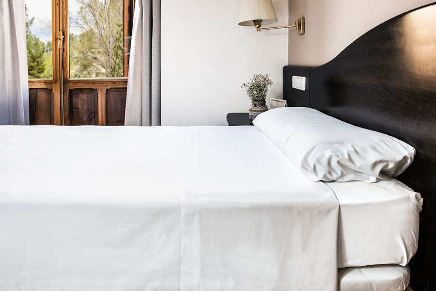 Sábana Encimera Blanca 210x275cm (50% Poliéster / 50% Algodón)