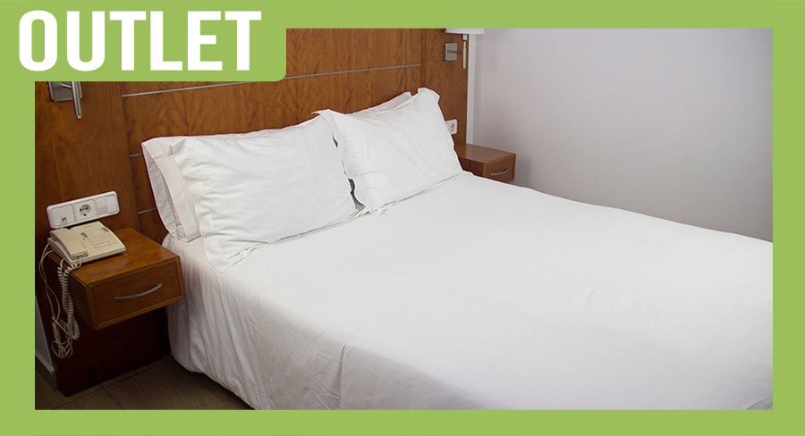 ; Housse de couette blanche 240x220cm (50% polyester / 50% coton) 