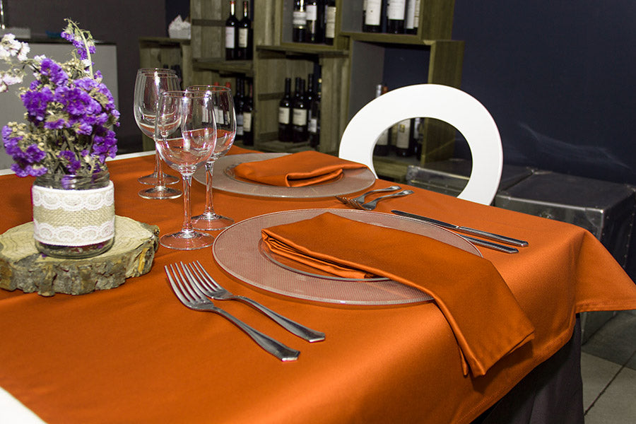 Nappe en tissu satiné 120x120cm (50% polyester / 50% coton) 
