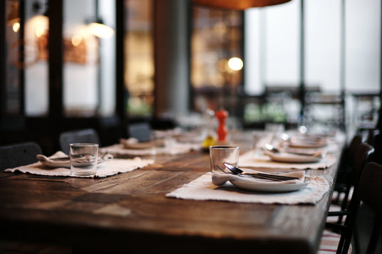 Servilletas y manteles personalizados con logo en una mesa de restaurante