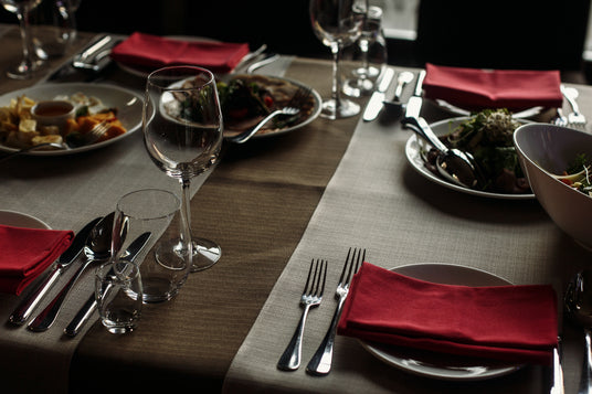 Mesa de restaurante con copas y cubertería